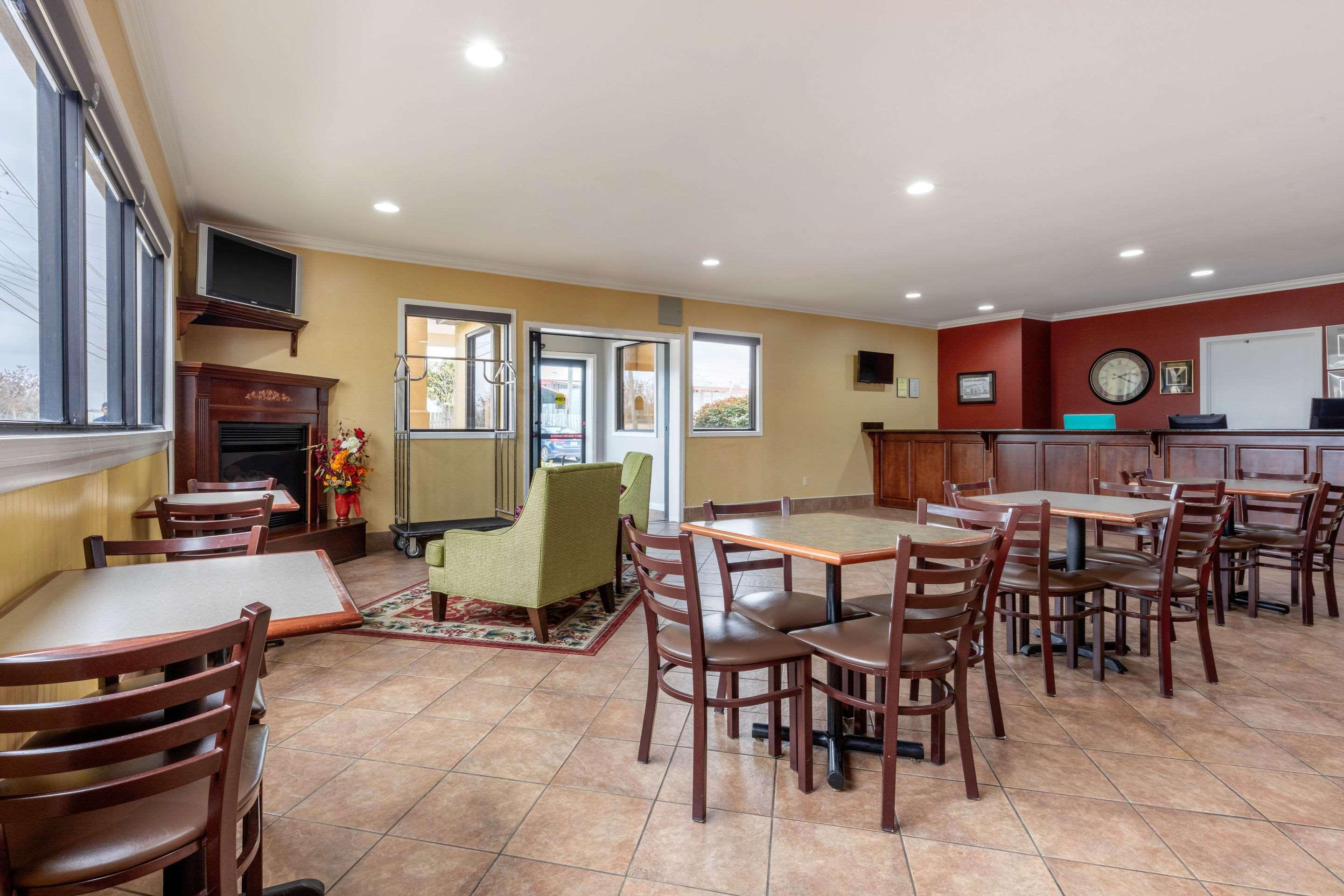 Quality Inn & Suites Demopolis Екстер'єр фото